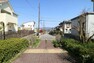 現況写真 物件の北側遊歩道（西側から）［2023年4月3日撮影］町中は緑豊かで、閑静な住宅地です。