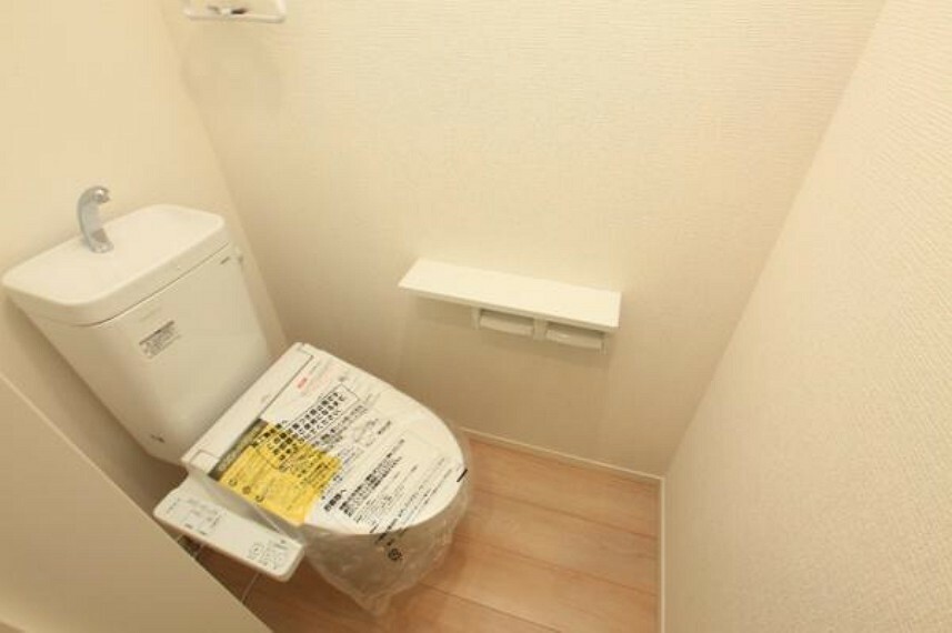 トイレ トイレは1階と2階にございますので、忙しい時や来客の際もスムーズに使うことができて便利です。人気のシャワートイレが付いており、トイレットペーパーの無駄をなくすだけでなく感染症の予防にも効果的です。