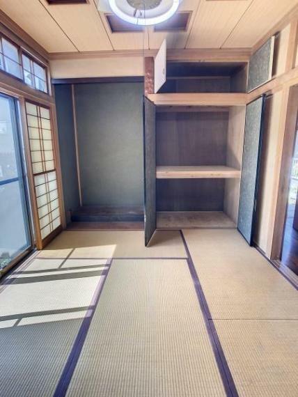 和室 6帖の和室には開放的な押入が付いています。お布団や座布団などの収納にも便利です。