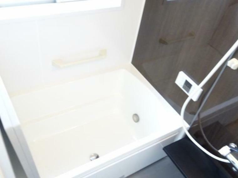 浴室 清潔に使いやすい窓付きの浴室
