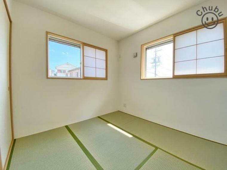 和室 4.5帖の和室　リビングに隣接した和室は小さなお子様の遊び場や洗濯物を畳んだりとミセスコーナーとしても使えます。