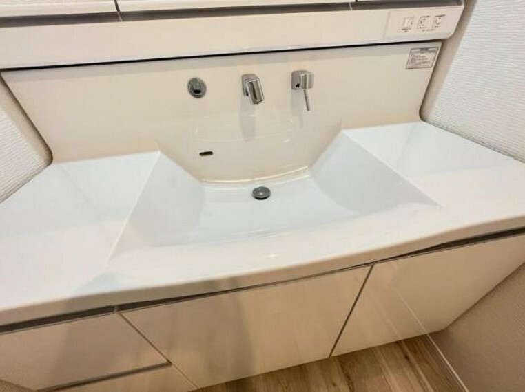 洗面化粧台 このシャンプードレッサーは、水栓まわりに水が溜まりずらく、拭き掃除の手間がほとんどありません。