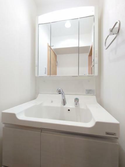洋室 【リフォーム済】洗面所の写真です。洗面台はクリーニング、クロス、クッションフロア張替を行いました。三面鏡の洗面台は収納がすっきりできて嬉しいですね。洗面台は2018年に交換しております。