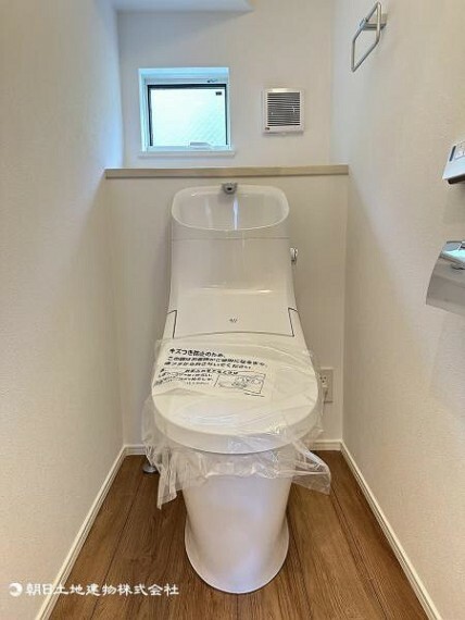 トイレ トイレはシンプルで手入れのしやすいデザインを採用。