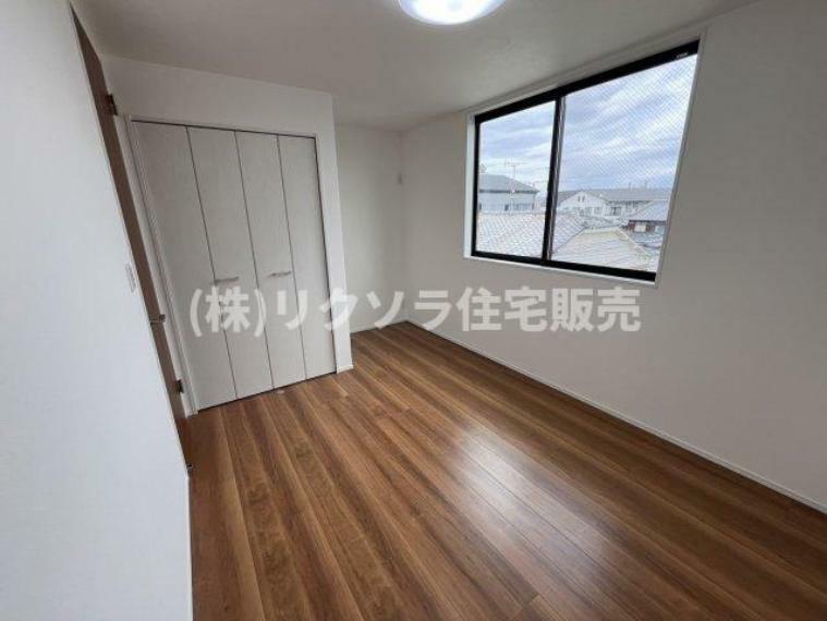 子供部屋 洋室6.0帖　収納付き ■物件内覧・資金計画相談・住宅ローン相談、リフォーム相談、お問合せ受付中■ ※当日・翌日のご内覧、ご相談はお電話でのお問合せがスムーズです！