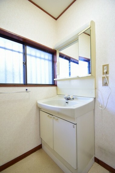 洗面化粧台 窓のついた洗面所はこもった空気もすぐ換気できます