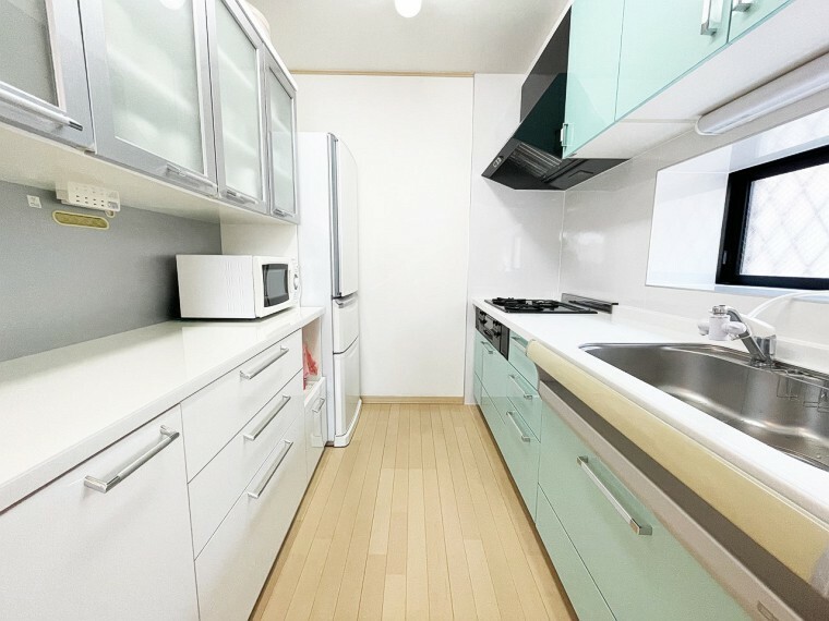 キッチン 使い勝手の良い設備のキッチンで効率よくお料理もできます。窓もあり明るい空間になっています！