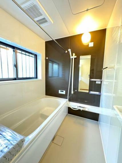 【リフォーム済】浴室はハウステック製の新品のユニットバスに交換しました。足を伸ばせる1坪サイズの広々とした浴槽で、1日の疲れをゆっくり癒すことができますよ。