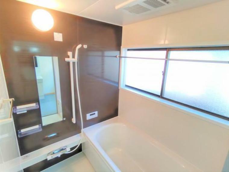浴室 【リフォーム済】浴室はハウステック製の新品のユニットバスに交換しました。足を伸ばせる1坪サイズの広々とした浴槽で、1日の疲れをゆっくり癒すことができますよ。
