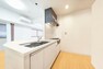 キッチン ※画像はCGにより家具等の削除、床・壁紙等を加工した空室イメージです。白を基調とした、清潔感のあるシステムキッチンです。