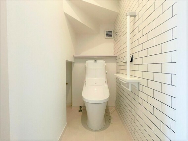 フチレス形状でお掃除ラクラク！強力洗浄の超節水トイレ！ノズルシャッターがついて清潔に保てます。1階2階でアクセントクロスが違います。