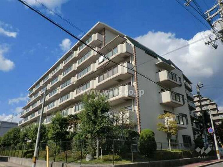 外観写真 総戸数98戸中規模マンション。阪神「御影」駅徒歩5分と交通の便もよく、普段の生活にも便利です。
