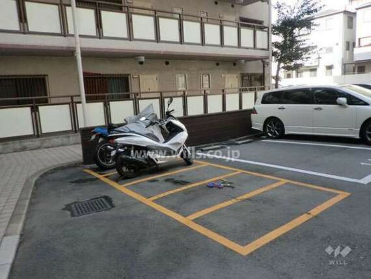 敷地内バイク置場。区画の指定があり、2023年4月現在空きはございません。