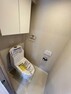 トイレ 快適な温水洗浄便座付きのトイレ。上部の棚には、トイレットペーパーや掃除用品などが収納できます。