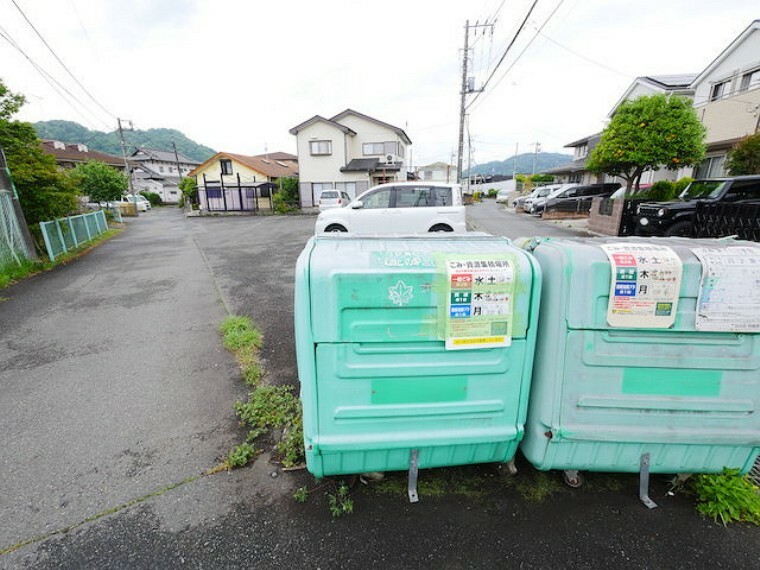 現況写真 土地の前の道路に消火栓が設置されていることがあります。この場合、道路交通法第45条第1項により、駐車禁止の場所が指定されています。そのため、車庫などの駐車スペースをつくることができない場合があります。