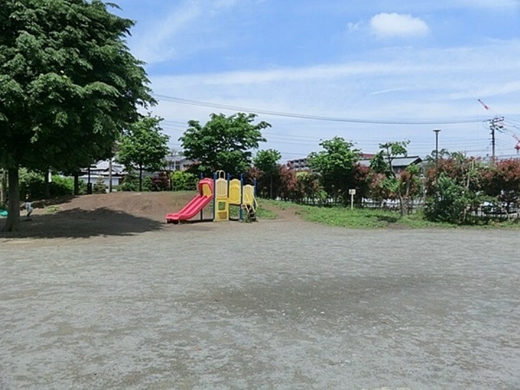 公園 綱島東二丁目公園 リニューアルされ綺麗でよく整備されています。トイレがあり、手前にはセブンイレブンもあり便利。複合アスレチック遊具他有り。