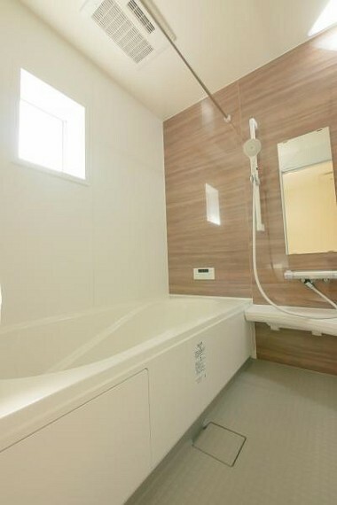 浴室 ■一坪サイズのゆったりバスルーム、雨の日や花粉の時期の洗濯物もしっかり乾かせる換気乾燥暖房機完備