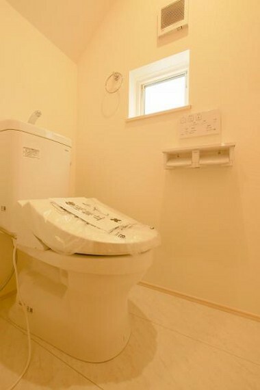 トイレ ■1階のトイレ、いつでも衛生的なシャワー付き