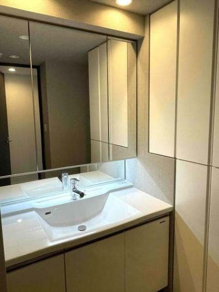 鏡は三面鏡。周りに収納スペースが多数ございますので、散らかりやすい洗面をスッキリさせることが可能です。