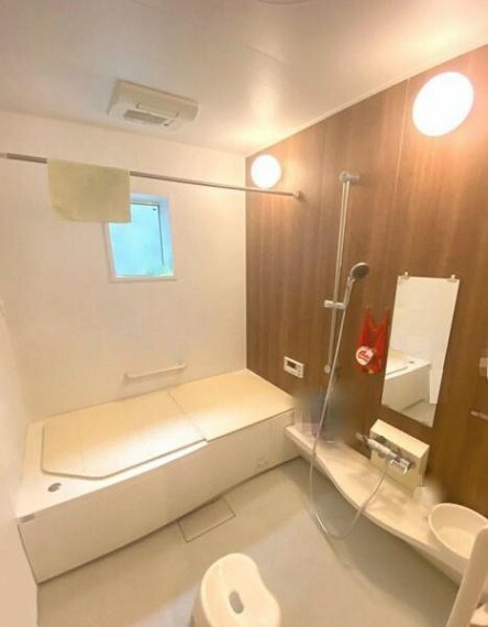 浴室 【浴室ユニットバス】アクセントパネルで落ち着きのある浴室です