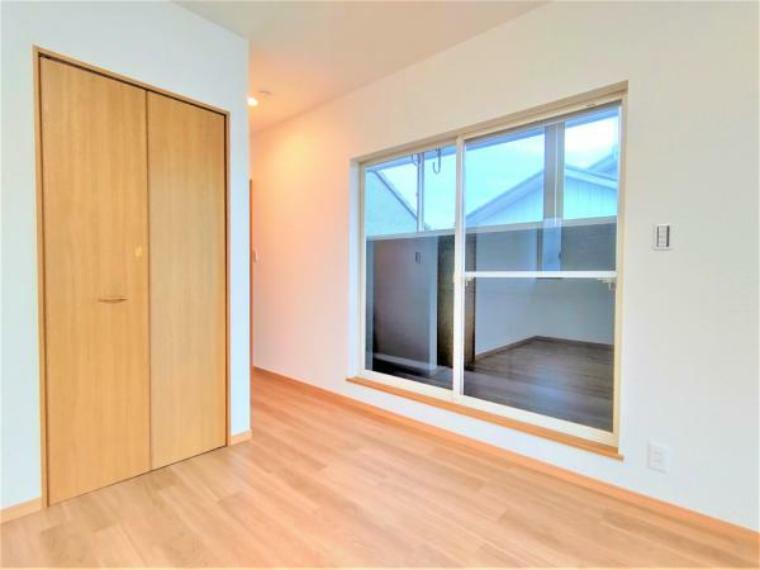 2階10.59畳の洋室です。左の扉がウォークインクローゼット、右側の掃き出し窓はサンルームに繋がります。