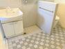 脱衣場 多くの戸建て住宅で見かける洗面脱衣所は、洗面台と洗濯機が2畳ほどのスペースに並べられていて、洗面所が脱衣所を兼ね備えている間取りが一般的です。お客様が利用することもある、パブリックな空間でもあります。