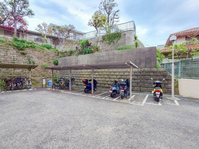 駐輪場 屋根付きの駐輪スペースは、雨風から大事な愛車を守ってくれます。