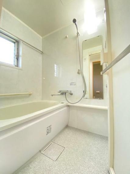 浴室 心やすらぐ清潔感のあるバスルームは心地よい時を過ごせる空間です。窓があり換気もできます。