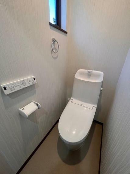 トイレ シンプルなデザインのトイレです。 小窓があり明るい光が降り注ぎます