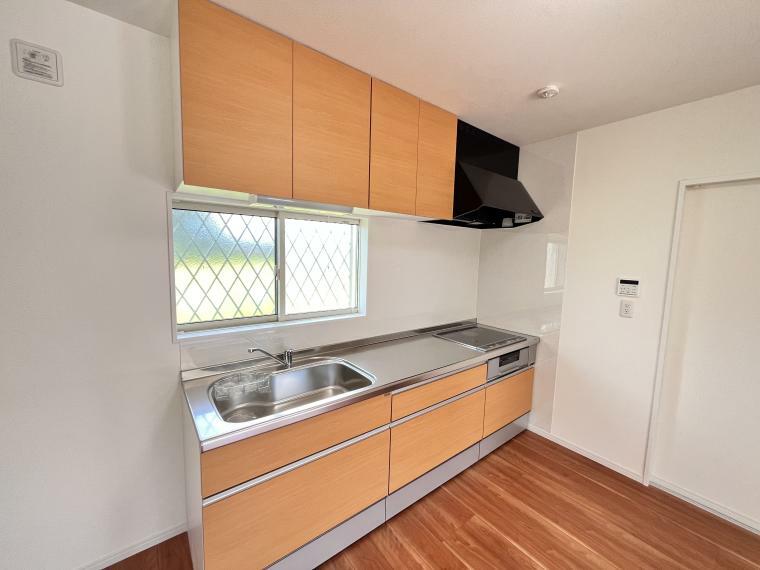 キッチン写真です。吊戸棚がついております。左側は冷蔵庫置きスペースです。