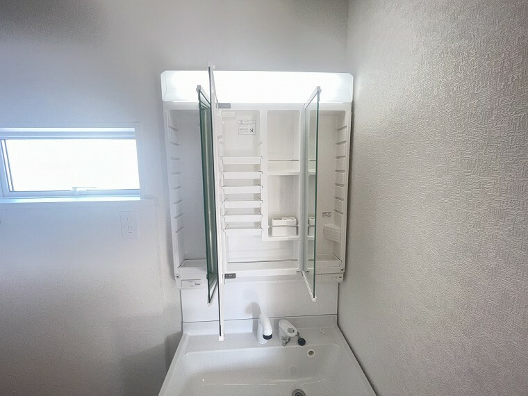 洗面化粧台 三面鏡の裏は収納となっており、使い勝手の良い洗面台です。