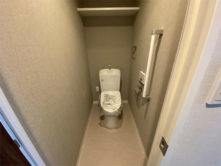 トイレ ウォシュレット付きのトイレ。上部に棚もあります