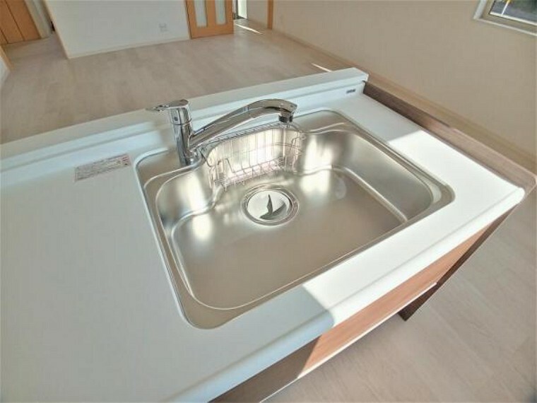 キッチン 【リフォーム済】新品交換したキッチンのシンクはサビにくく熱に強いステンレス製です。水はねの音を抑える静音設計で、従来よりもさらに水音が静かになっています。