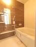居間・リビング 【リフォーム済】浴室はLIXIL製の新品のユニットバスに交換しました。床は水はけがよく汚れが付きにくい加工がされているのでお掃除ラクラクです。