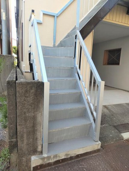 現況写真 【リフォーム済】玄関へつながる外階段は全体に塗装を行っています。毎日使う場所なので、部材の交換、強度の確認も行い、安全性を確保しています。