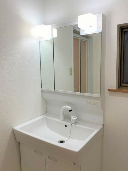 洗面化粧台 【リフォーム済】洗面化粧台はハウステック製の新品に交換しました。三面鏡の豪華な見た目に加えて、鏡の裏には小物を収納できるスペースがありますよ。