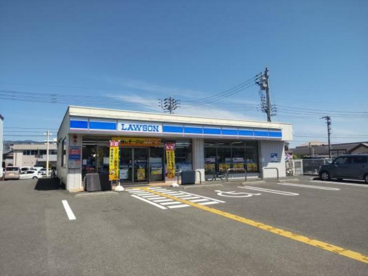 コンビニ ローソン高知知寄町店まで約280m（徒歩4分、車1分）。お家の近くにコンビニエンスストアがあると急遽必要になったものもすぐに買いに行くことができて良いですね。