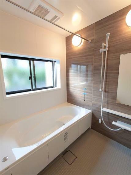 【リフォーム済/即入居可】浴室は新品のユニットバスに交換しました。足を伸ばせる1坪サイズの広々とした浴槽で、1日の疲れをゆっくり癒すことができますよ。