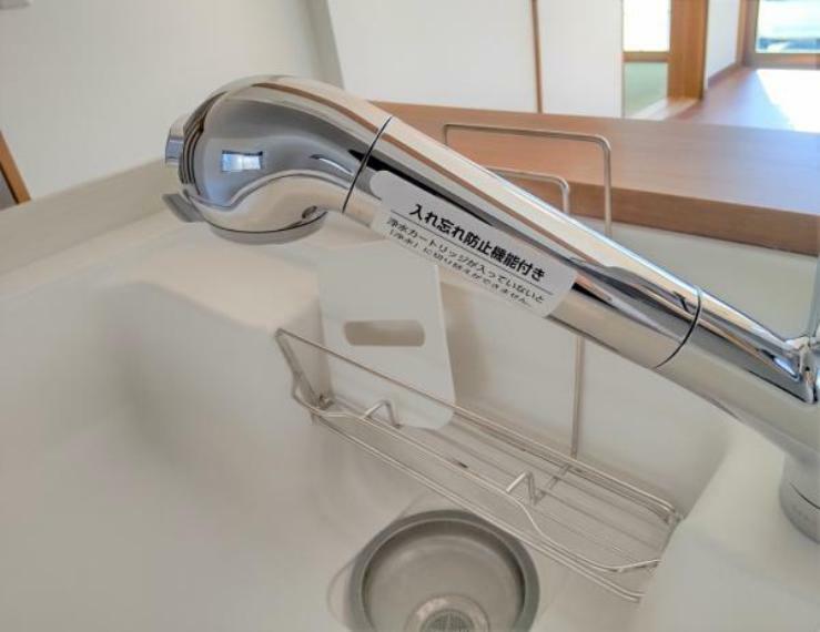 キッチン 【リフォーム済写真】新品交換したキッチンの水栓金具はノズルが伸びてシンクのお手入れもラクラクです。水栓本体には浄水機能が内蔵されていて、おいしいお水をつくります。