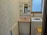 脱衣場 多くの戸建て住宅で見かける洗面脱衣所は、洗面台と洗濯機が2畳ほどのスペースに並べられていて、洗面所が脱衣所を兼ね備えている間取りが一般的です。お客様が利用することもある、パブリックな空間でもあります。
