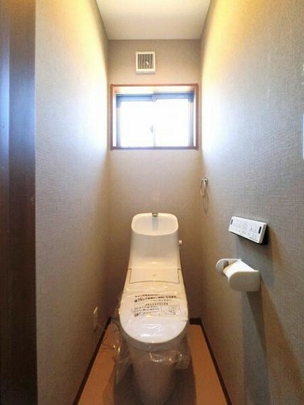 トイレ トイレに窓があるのは換気などに便利です。