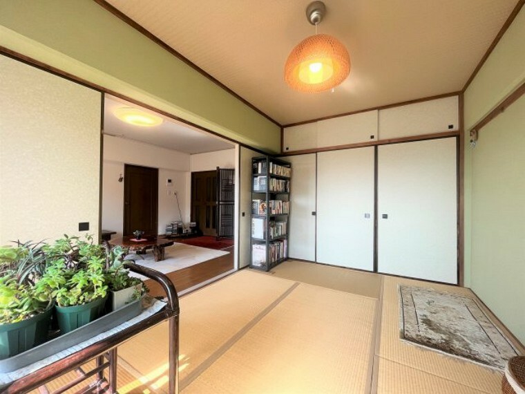リビング続きの和室は、とにかく明るく、風通しの良いお部屋！