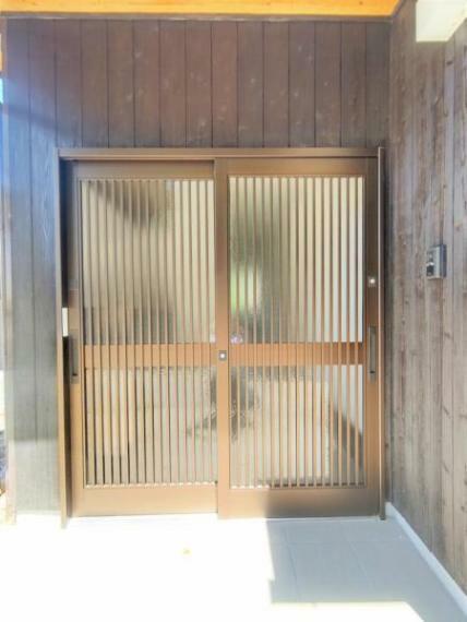 玄関 【リフォーム済】玄関の写真です。玄関ドアは新品交換いたしました。和風な造りのおうちに似合う引き戸タイプの玄関です。