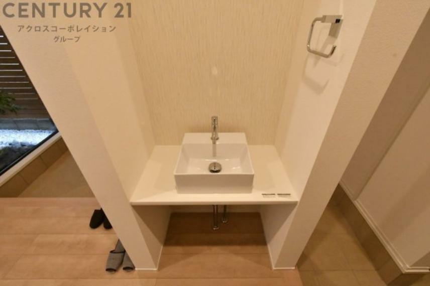 1階にも洗面スペースが備え付けられており、帰宅後すぐに手洗いができます。