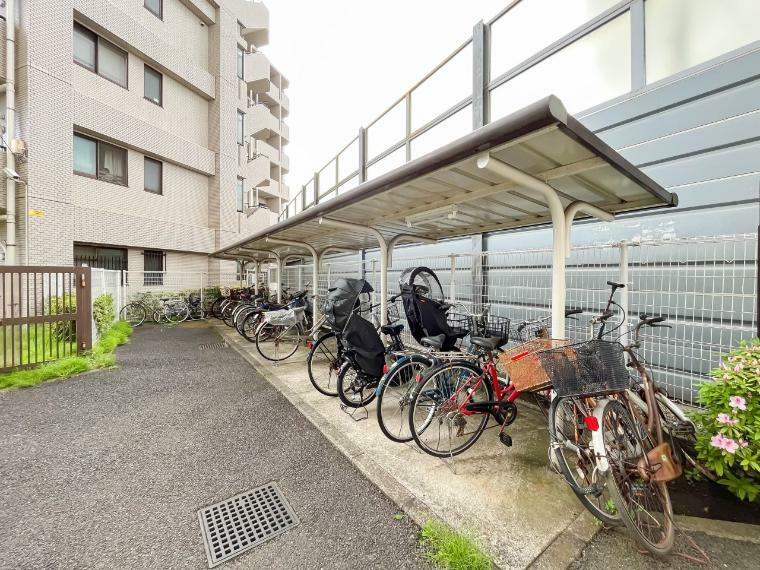 駐輪場 大切な自転車を雨や風から守ってくれる屋根付きが嬉しいですね。