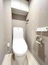 トイレ シンプルなデザインのトイレ 上部には収納棚が設置されており ストック品も隠して整理整頓いただけます