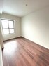 洋室 【6.0帖洋室】 ナチュラルな色味の床は家具を合わせやすく お部屋を穏やかな空間に導きます、ゆったりとお過ごしくださいませ
