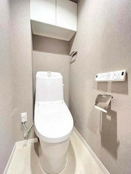 トイレ 真っ白で清潔感溢れるトイレです 床材や天井と壁のクロスも張り替えましたので清潔な空間になっております