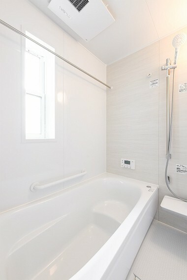 浴室換気乾燥暖房機を完備した快適なバスルームユニット。1日の疲れを癒し、お子様とのコミュニケーションを深められる、くつろぎの空間です。（6号棟）