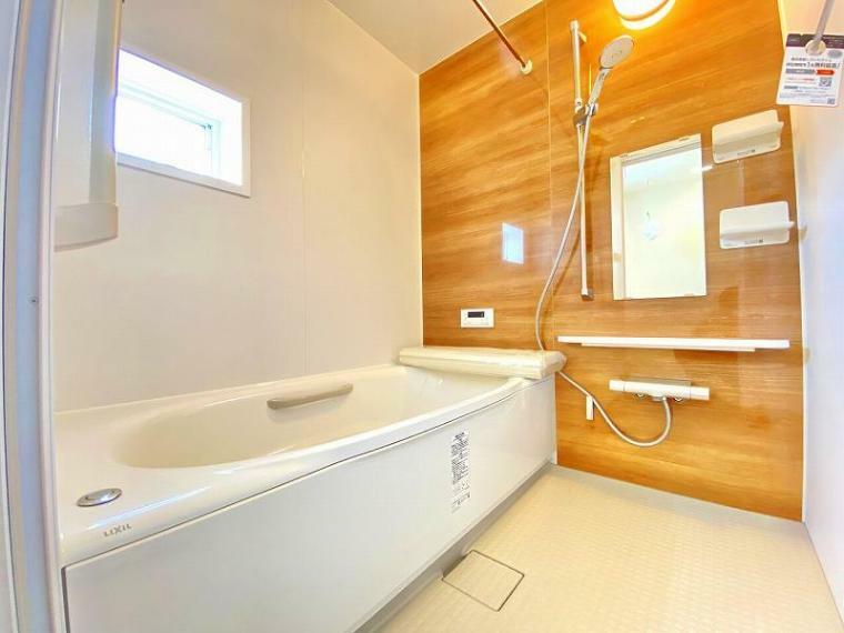 浴室 5号棟　雨の日や花粉の時期には便利な浴室乾燥機能付き